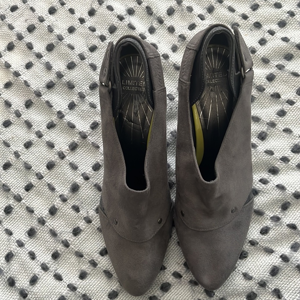 Limited Collection Grey Heels - Picture 6 of 8